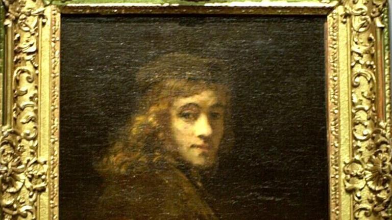 Museumsmitarbeiter hängen das Bild "Portrait von Titus" des Malers Rembrandt (1606-1669) auf.