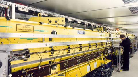  In dem so genannten Undulator, einer Anordnung mit vielen Magneten, entsteht das kurzwellige Laserlicht.