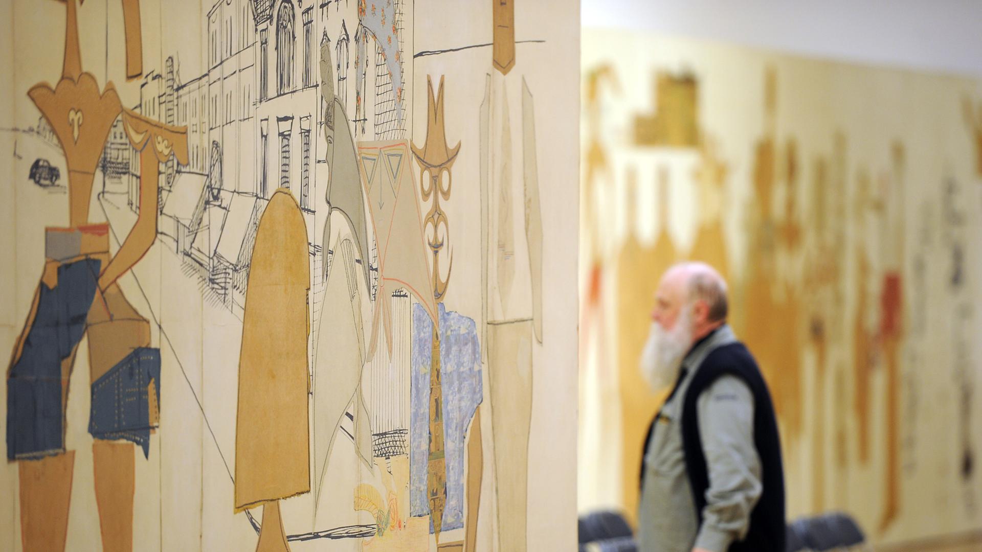 Ein Besucher der Ausstellung "Saul Steinberg - The Americans" im Kölner Museum Ludwig betrachtet ein insgesamt 70 Meter langes Kunstwerk.