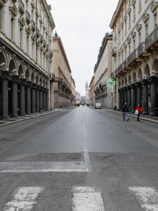 Das Foto zeigt die Via Roma, die wichtigste Fußgängerzone im Zentrum von Turin, die menschenleer ist. Grund ist das Coronavirus
