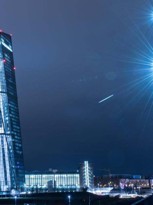Ein Eurozeichen wird am 12.03.2016 beim Lichtspektakel "Luminale" in Frankfurt am Main auf die Fassade der Europäischen Zentralbank projiziert.