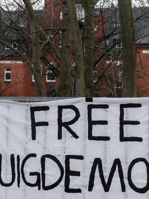 Ein Transparent mit der Aufschrift "Free Puigdemont" hängt am Zaun der Justizvollzugsanstalt in Neumünster in Schleswig-Holstein, in die der ehemalige katalanische Regionalpräsident Carles Puigdemont nach seiner Festnahme gebracht wurde