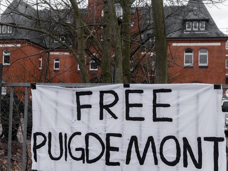 Ein Transparent mit der Aufschrift "Free Puigdemont" hängt am Zaun der Justizvollzugsanstalt in Neumünster in Schleswig-Holstein, in die der ehemalige katalanische Regionalpräsident Carles Puigdemont nach seiner Festnahme gebracht wurde