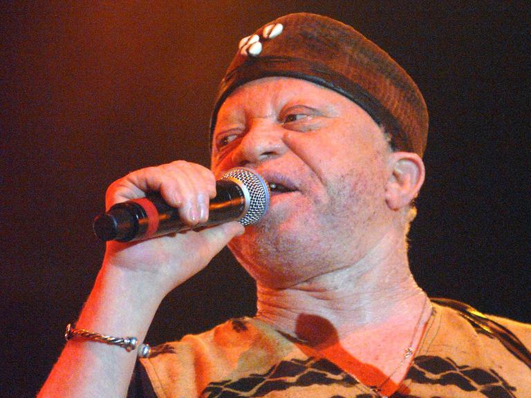Sänger Salif Keita aus Mali auf der Bühne beim World Black Arts Festival 2010 in Dakar, Senegal Sänger Salif Keita aus Mali auf der Bühne beim World Black Arts Festival 2010 in Dakar, Senegal