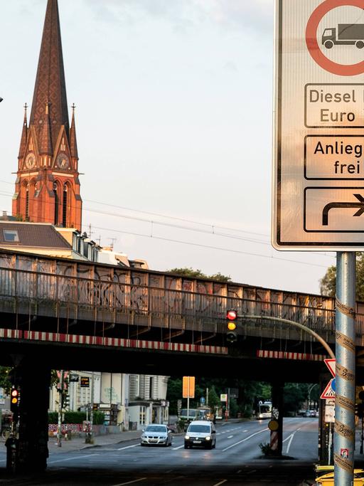 Dieselfahrverbotsschild an der Hamburger Max-Brauer-Allee