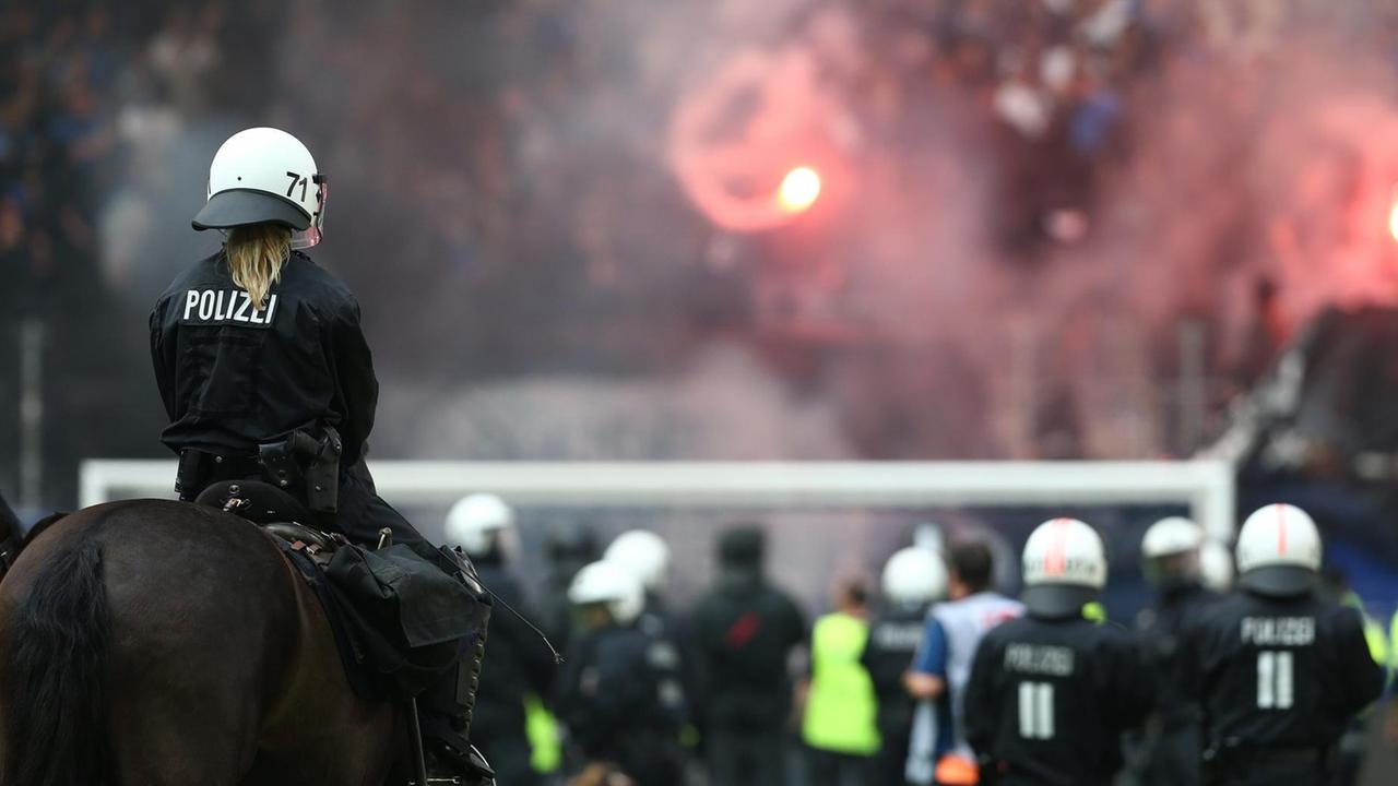Kämpfe im Stadion - Da muss Polizei eingreifen