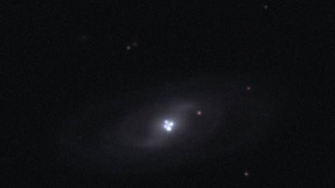 Das Einsteinkreuz ist eine kosmische Fata Morgana, die durch das Schwerefeld der vorgelagerten Galaxie hervorgerufen wird