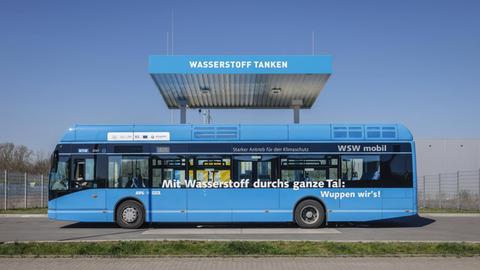 Wuppertaler Wasserstoffbus tankt H2 Wasserstoff an einer H2 Wasserstofftankstelle