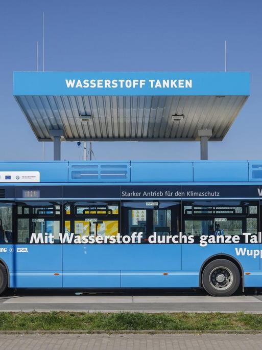 Wuppertaler Wasserstoffbus tankt H2 Wasserstoff an einer H2 Wasserstofftankstelle