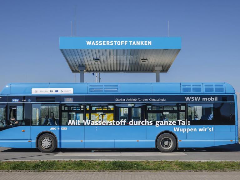 Wuppertaler Wasserstoffbus tankt H2 Wasserstoff an einer H2 Wasserstofftankstelle