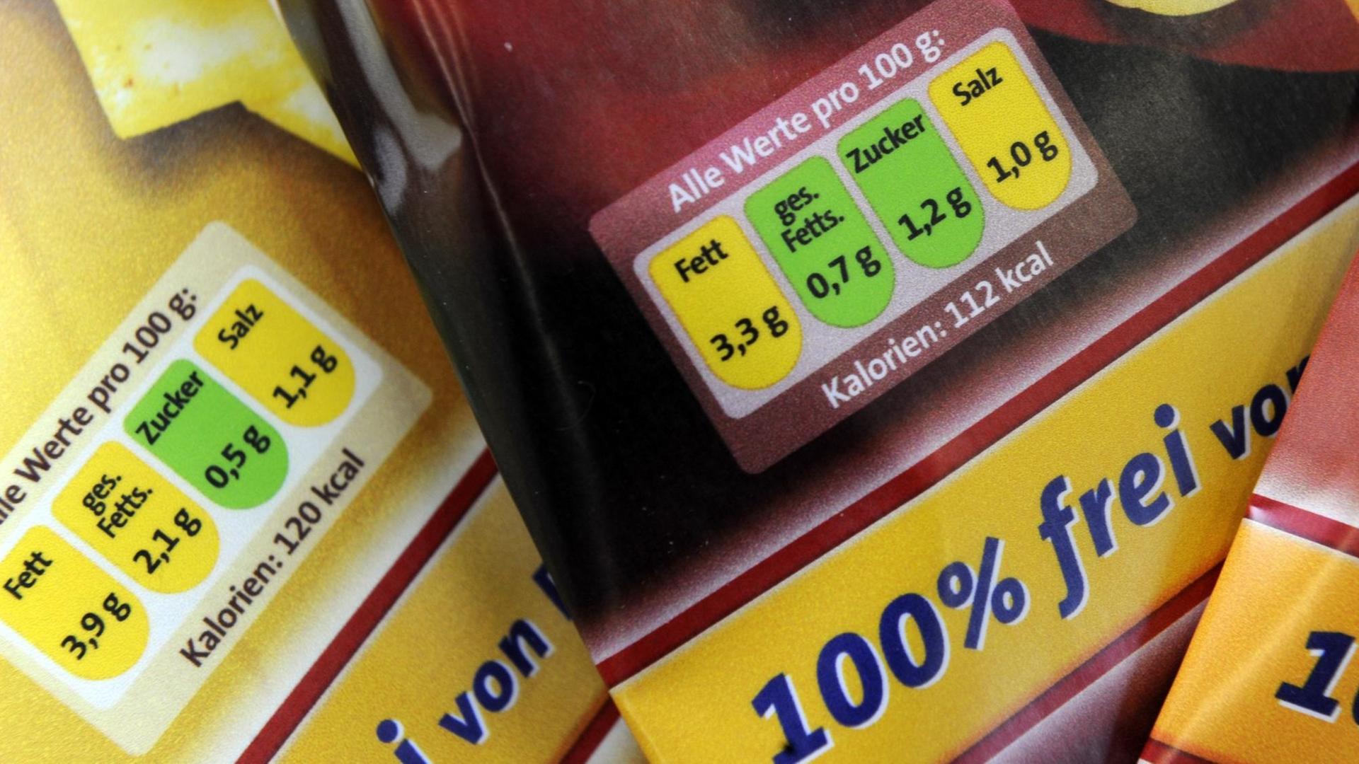 Mit einer Ampel-Kennzeichnung für Lebensmittel sind diese Produkte auf einer Pressekonferenz zur Nährwertkennzeichnung in Berlin ausgewisen.