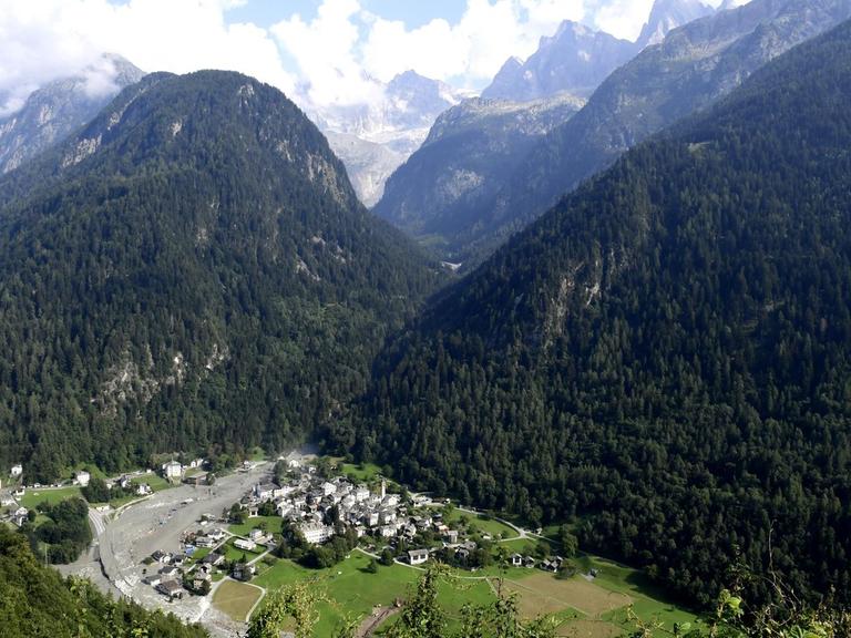 Das schweizerische Dorf Bondo nach dem Bergsturz