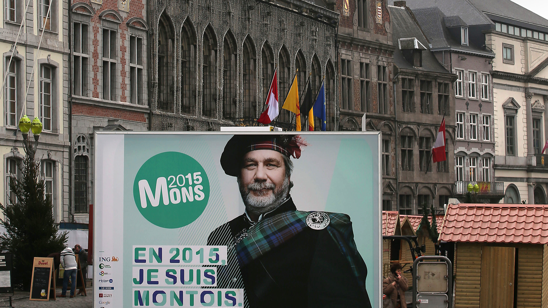 Eine Plakatwand im historischen Kern von Mons wirbt für die Kulturhauptstadt 2015