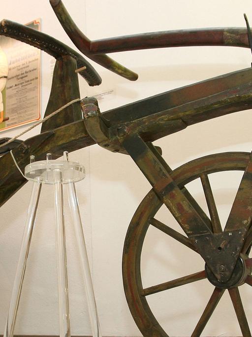 Der Nachbau der Laufmaschine des Freiherrn von Drais im Stadtmuseum Karlsruhe. Zum ersten Mal flitzte Drais am 12. Juni 1817 mit der atemberaubenden Geschwindigkeit von rund 15 Stundenkilometern über die beste Straße, die es seinerzeit im Umkreis gab.