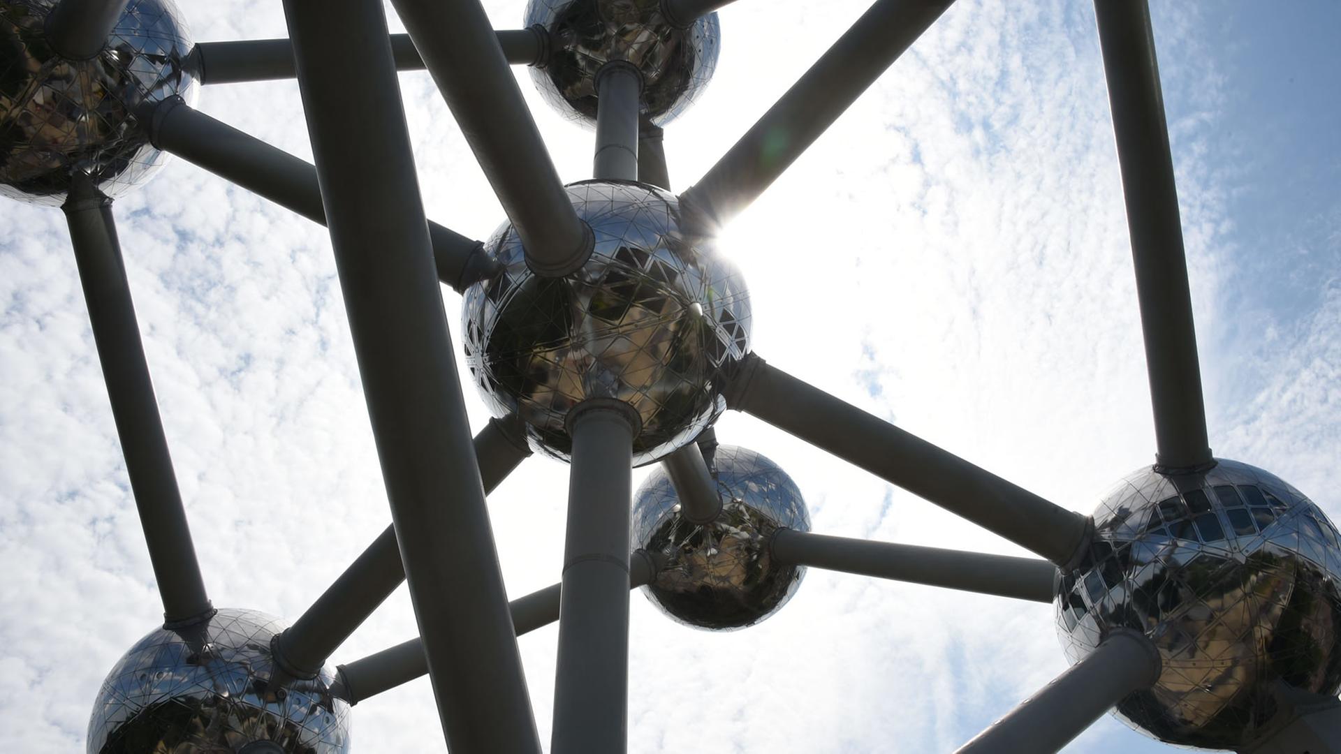 Das Atomium in Brüssel soll ein Atom symbolisieren: Es besteht aus kugelförmigen Räumen, die durch Streben verbunden sind.