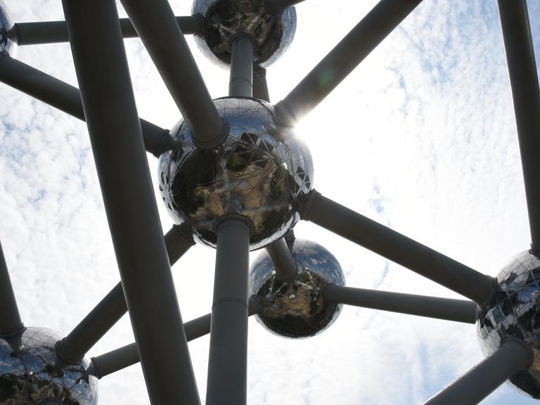 Das Atomium in Brüssel soll ein Atom symbolisieren: Es besteht aus kugelförmigen Räumen, die durch Streben verbunden sind.