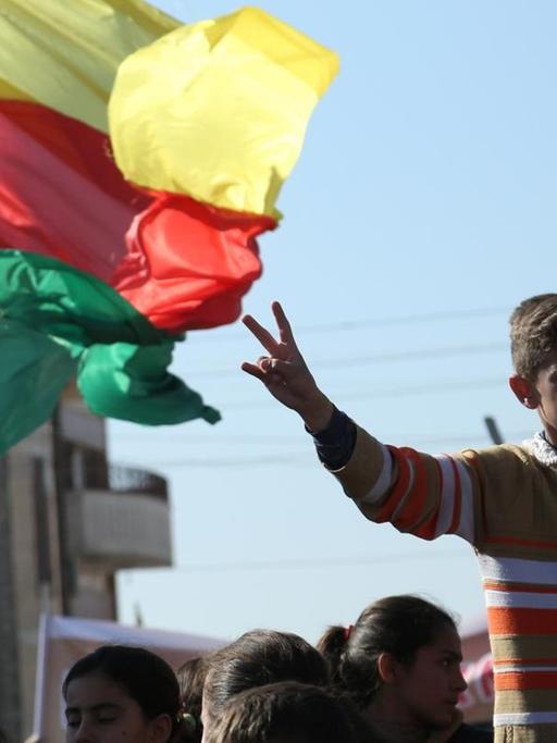 Syrische Kurden demonstrieren am 4.2.2016mit der Flagge der Partei der Demokratischen Union (PYD) in der Stadt Qamischli.
