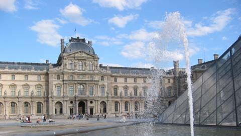 Auch darstellende Kunst erwartet die Besucher des Louvre. 