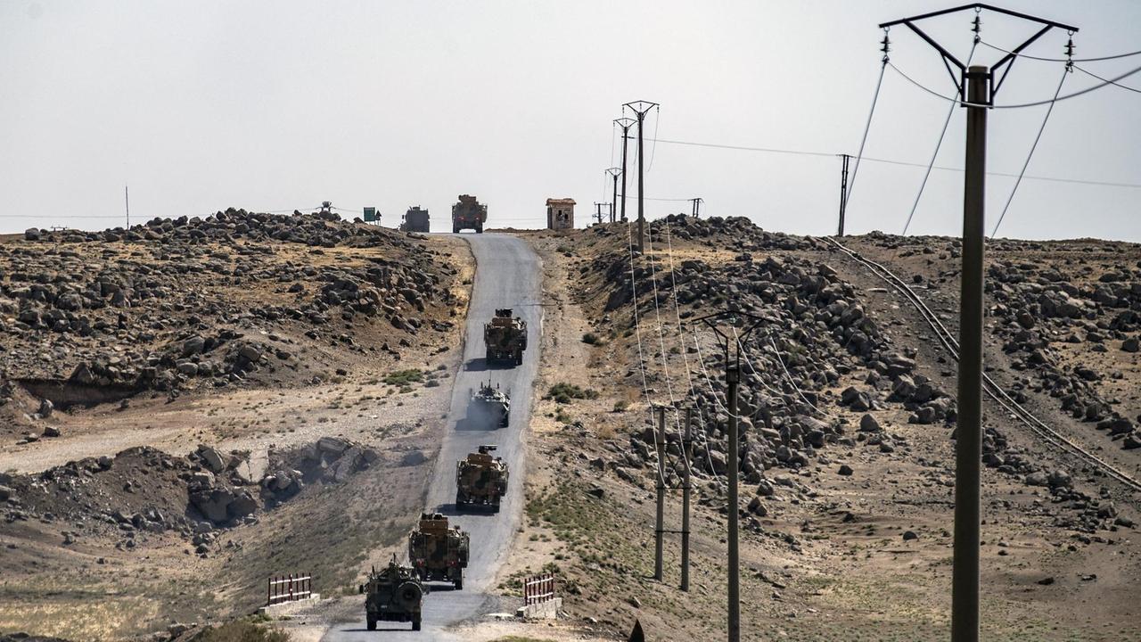 Patrouillen in Rumeylan in der Provinz Hasakeh im Nordosten Syriens nahe der türkischen Grenze