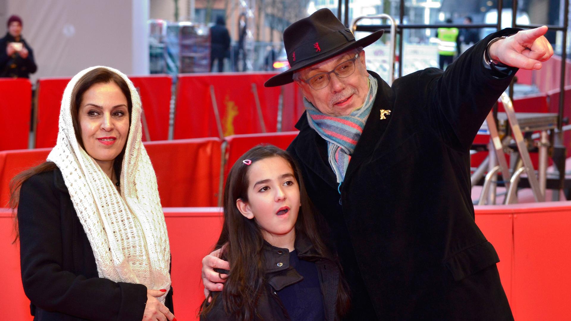 Berlinale Direktor Dieter Kosslick begrüßt die Nichte des iranischen Regisseurs Jafar Panahi und eine weitere Verwandte; Aufnahme vom 6. Februar 2015