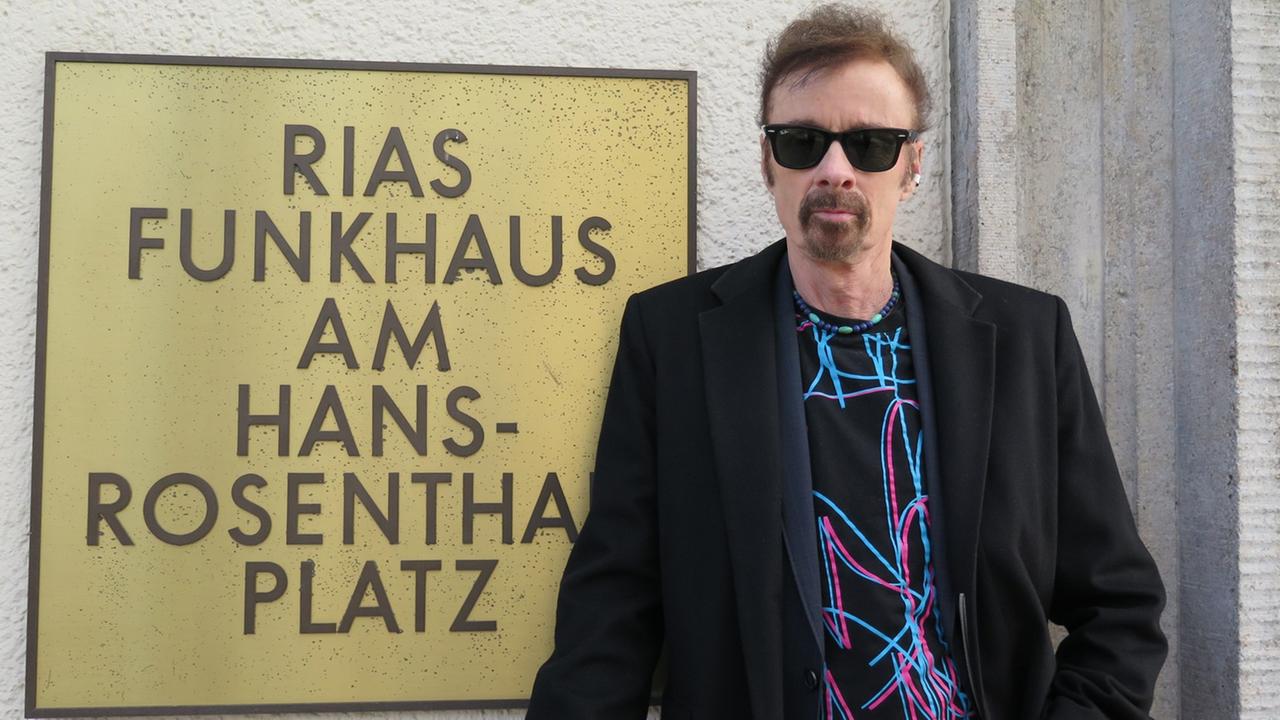 Der amerikanische Autor T.C. Boyle vor unserem Funkhaus am Hans-Rosenthal-Platz.