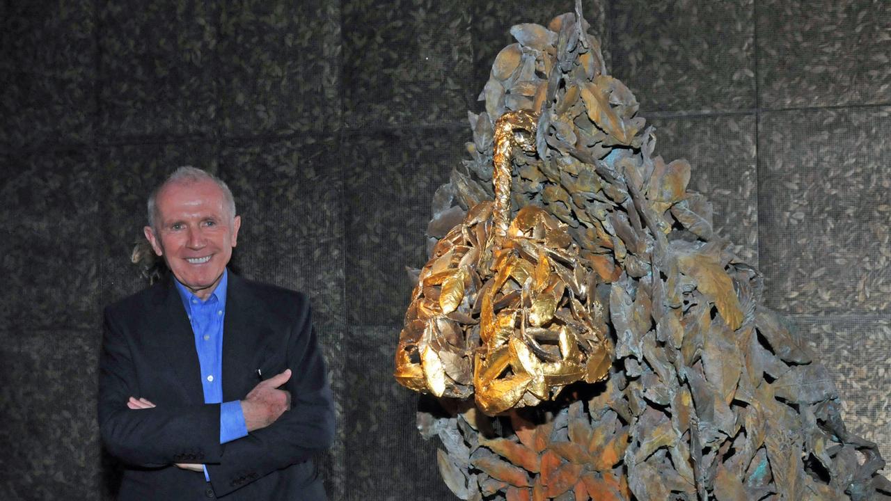 Der französische Unternehmer und Kunstsammler François Pinault posiert in seinem Privatmuseum im Palazzo Grassi in Venedig in der Ausstellung "The world belongs to you" neben einer Skulptur, aufgenommen am 31.5.2011.