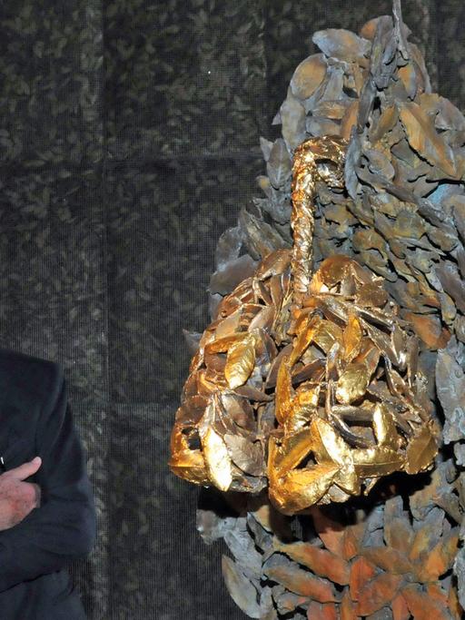 Der französische Unternehmer und Kunstsammler Francois Pinault posiert in seinem Privatmuseum im Palazzo Grassi in Venedig in der Ausstellung "The world belongs to you" neben einer Skulptur, aufgenommen am 31.5.2011.