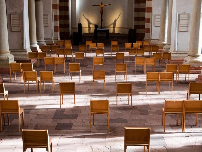 Heiligabend erlaubt, danach nicht mehr? Stühle auf Abstand in der Kirche St. Michaelis in Hildesheim