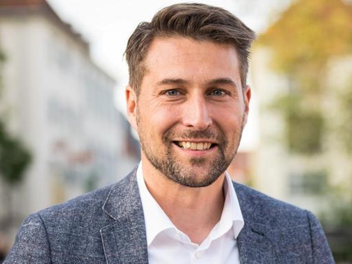 Zu sehen ist der CDU-Politiker Uwe Conradt. Er trägt einen Mehrtage-Bart und schaut freundlich Richtung Kamera.