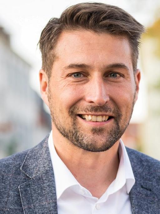 Zu sehen ist der CDU-Politiker Uwe Conradt. Er trägt einen Mehrtage-Bart und schaut freundlich Richtung Kamera.