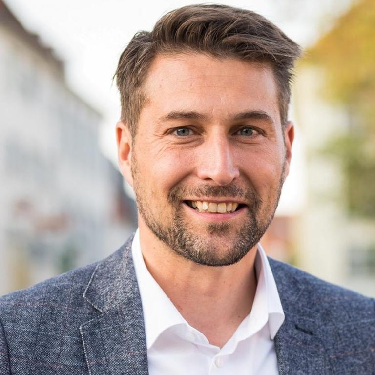 Zu sehen ist der CDU-Politiker Uwe Conradt. Er trägt einen Mehrtage-Bart und schaut freundlich Richtung Kamera. 