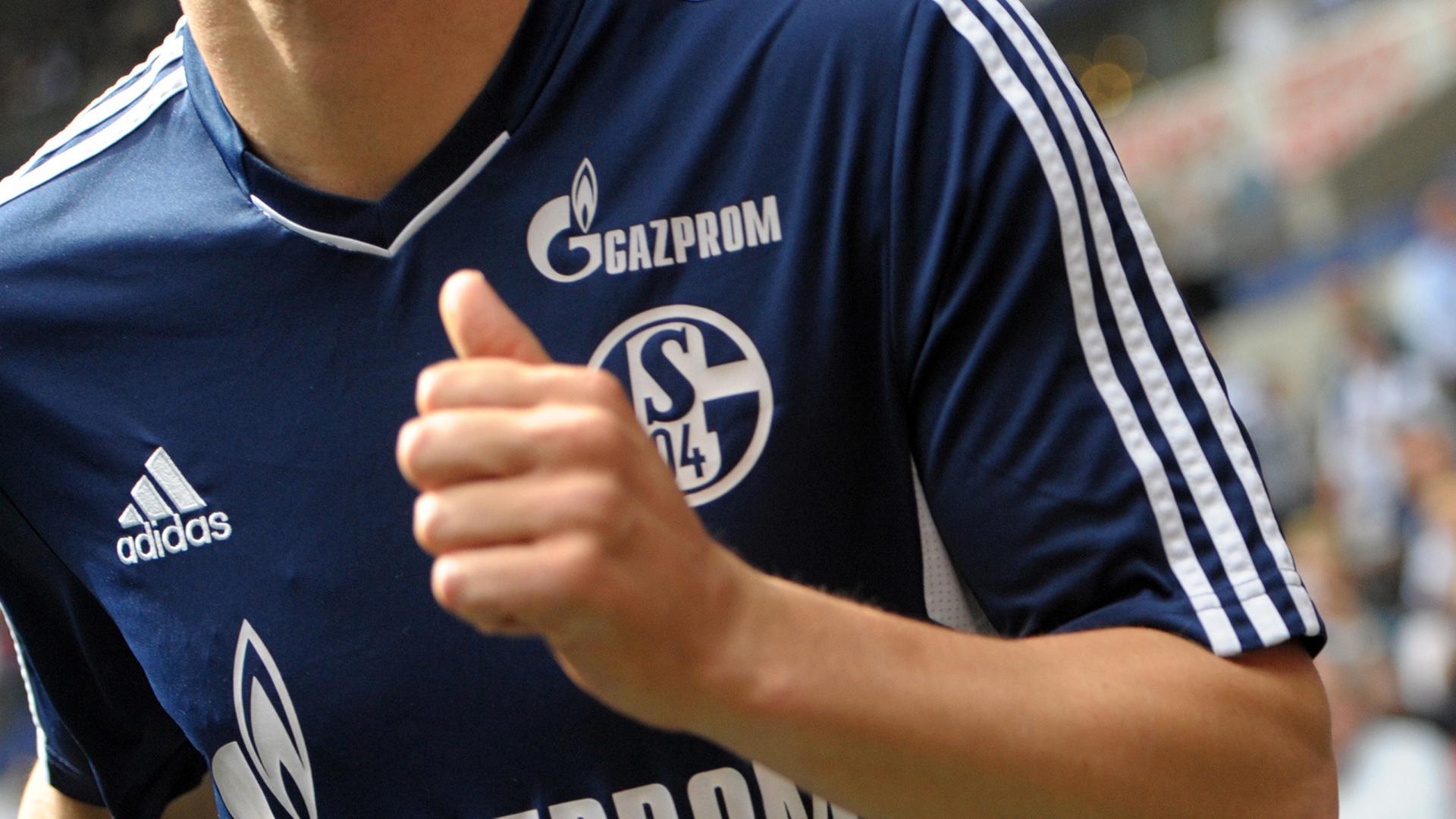 Ein Spieler des FC Schalke 04 trägt das Trikot für die Saison 2012/2013 mit dem Logo des Sponsors Gazprom.