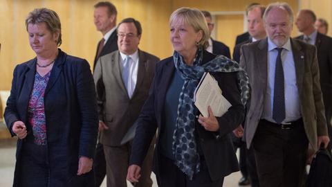 Nordrhein-Westfalens Bildungsministerin Sylvia Löhrmann (Bündnis 90/Die Grünen. l-r), der CDU-Landtagsfraktionsvorsitzende in Nordrhein-Westfalen, Armin Laschet, Nordrhein-Westfalens Ministerpräsidentin Hannelore Kraft (SPD) und der Spitzenkandidat der NRW-Piraten, Joachim Paul, kommen am 20.10.2014 zu einer Pressekonferenz im Anschluss an den NRW-Flüchtlingsgipfel in der Messe in Essen (Nordrhein-Westfalen).