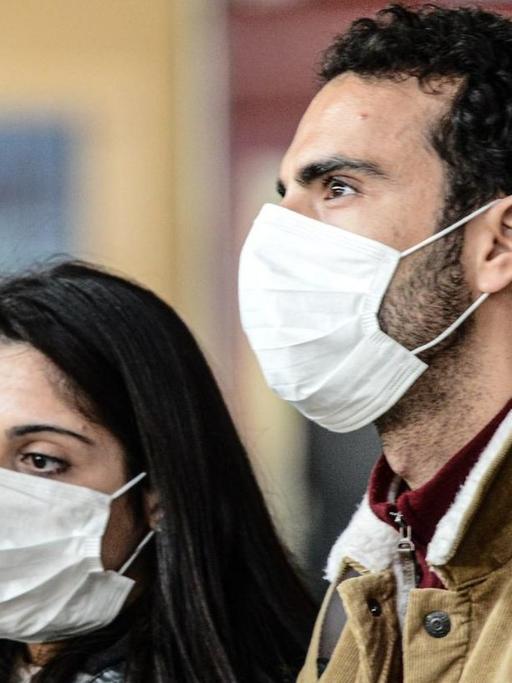 Menschen mit Schutzmasken in Turin, Italien