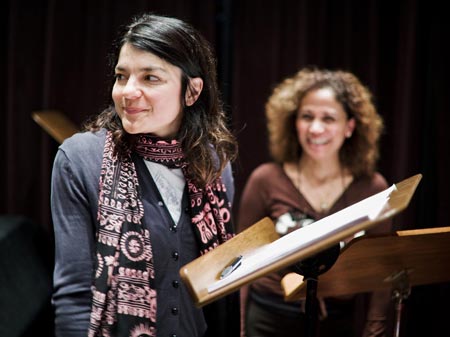 Die Schauspielerinnen Jasmin Tabatabai, Inaam Wali (v.lks.)