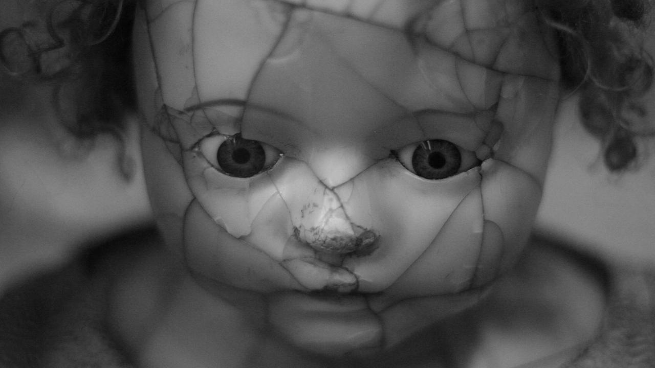 Eine Puppe mit traurigem, verängstigtem Gesicht