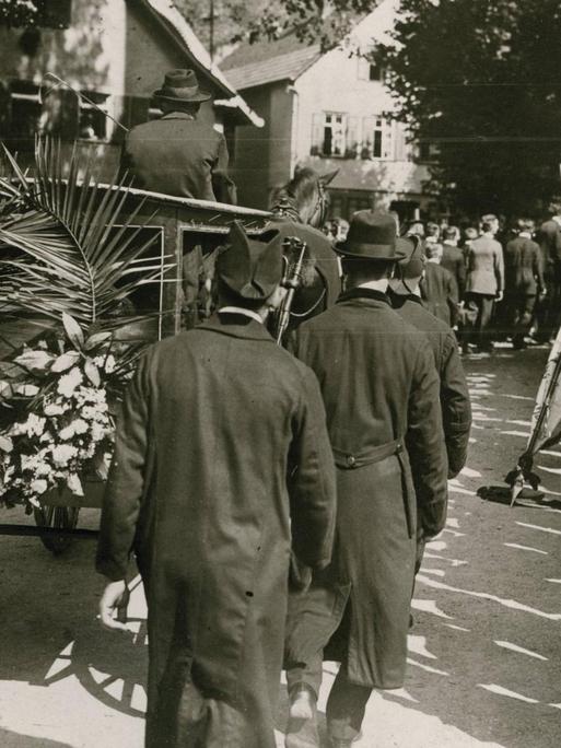 Bei den Beisetzungsfeierlichkeiten für Matthias Erzberger passiert der Leichenwagen eine Ehrenformation Schwarzwälder Schützen. Foto, August 1921 (Robert Sennecke)