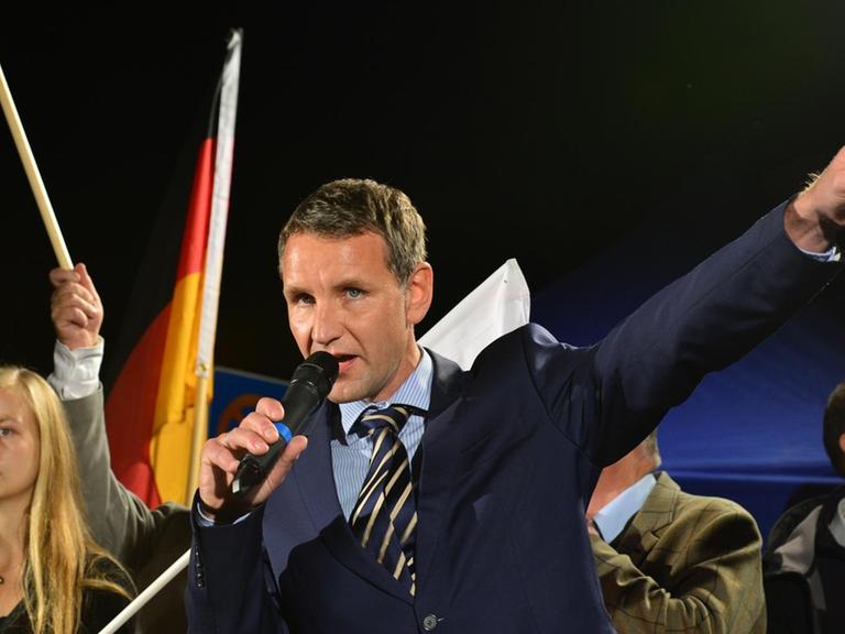 Thüringens AfD-Fraktionsvorsitzender Björn Höcke spricht am 07.10.2015 in Erfurt (Thüringen) auf einer Demonstration gegen die Asylpolitik.