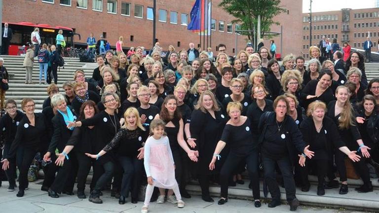 Gruppenbild des Chores vor der Elbphilharmonie.