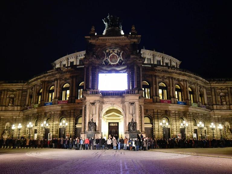 Eine Menschenkette zieht sich in Dresden über den Theaterplatz vor der Semperoper, um der Zerstörung der Stadt im Zweiten Weltkrieg zu gedenken.