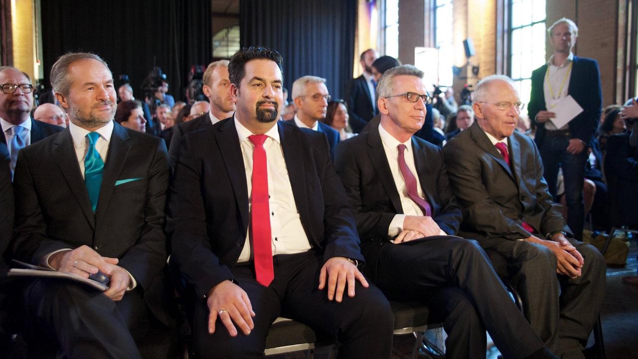 Die Deutsche Islamkonferenz feiert am 27.09.2016 mit einem Festakt in Berlin ihr zehnjaehriges Bestehen - von links nach rechts: Bekir Alboga, Vertreter der Tuerkisch Islamischen Union der Anstalt fuer Religion / Ditib; Aiman Mazyek, Vorsitzender des Zentralrats der Muslime in Deutschland; Bundesinnenminister Thomas de Maiziere; Bundesfinanzminister Wolfgang Schäuble 