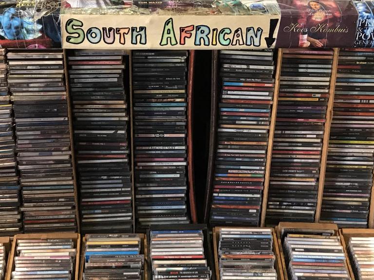 "South African" steht auf einem Schild über einem CD-Regal im Plattenladen Mabu Vinyl in Kapstadt in Südafrika