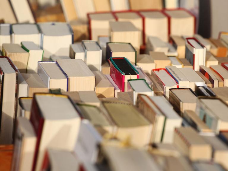 Gebrauchte Bücher stehen in Kisten vor einem Antiquariat in Berlin