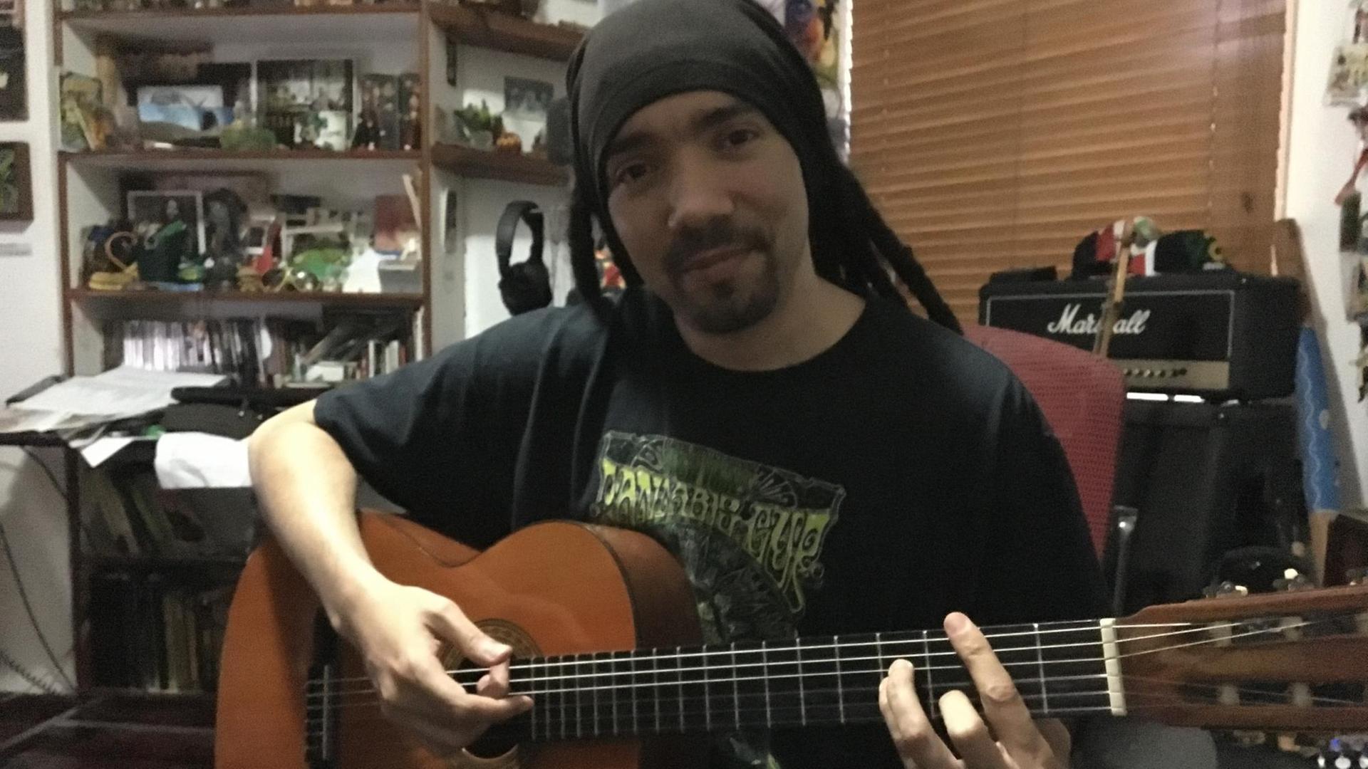 OneChot - venezolanischer Musiker mit Gitarre in seinem privatem Studio