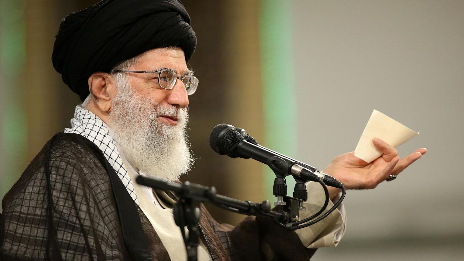 Das Handout-Foto zeigt den geistlichen Führer des Iran, Ayatollah Ali Chamenei Ende April 2018 bei einer Rede.