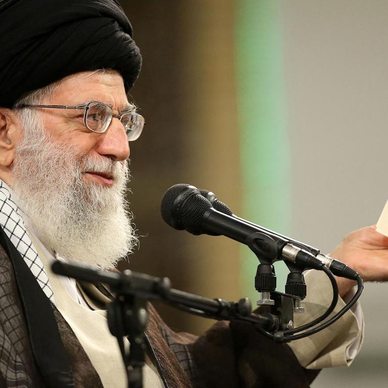 Der geistliche Führer des Iran Ayatollah Ali Chamenei Ende April 2018 bei einer Rede