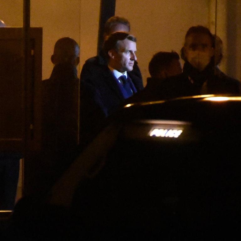 Macron in der Nähe des Tatortes