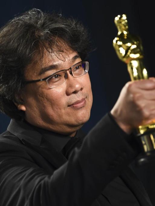 Der Regisseur Bong Joon-ho präsentiert den Oscar für den besten Film.