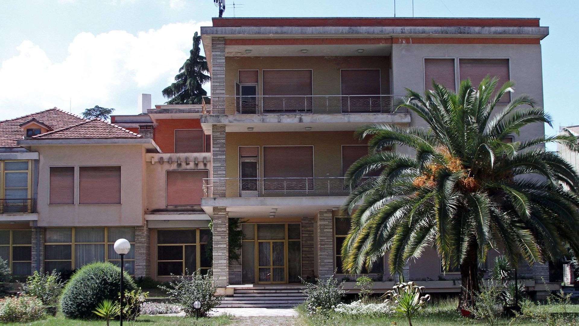 Die Villa des ehemaligen Diktators Enver Hoxha in der albanischen Hauptstadt Tirana, aufgenommen am 6.9.2013