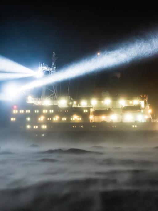 Das Forschungsschiff Polarstern während einer Eisstation mit starken Winden und einer starken Schneedrift.